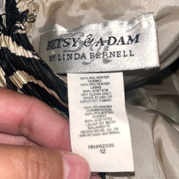 BETSY & ADAM Champagne Tan Black Swirl
Halter Formal Evening Gown - Picture 6 of 6